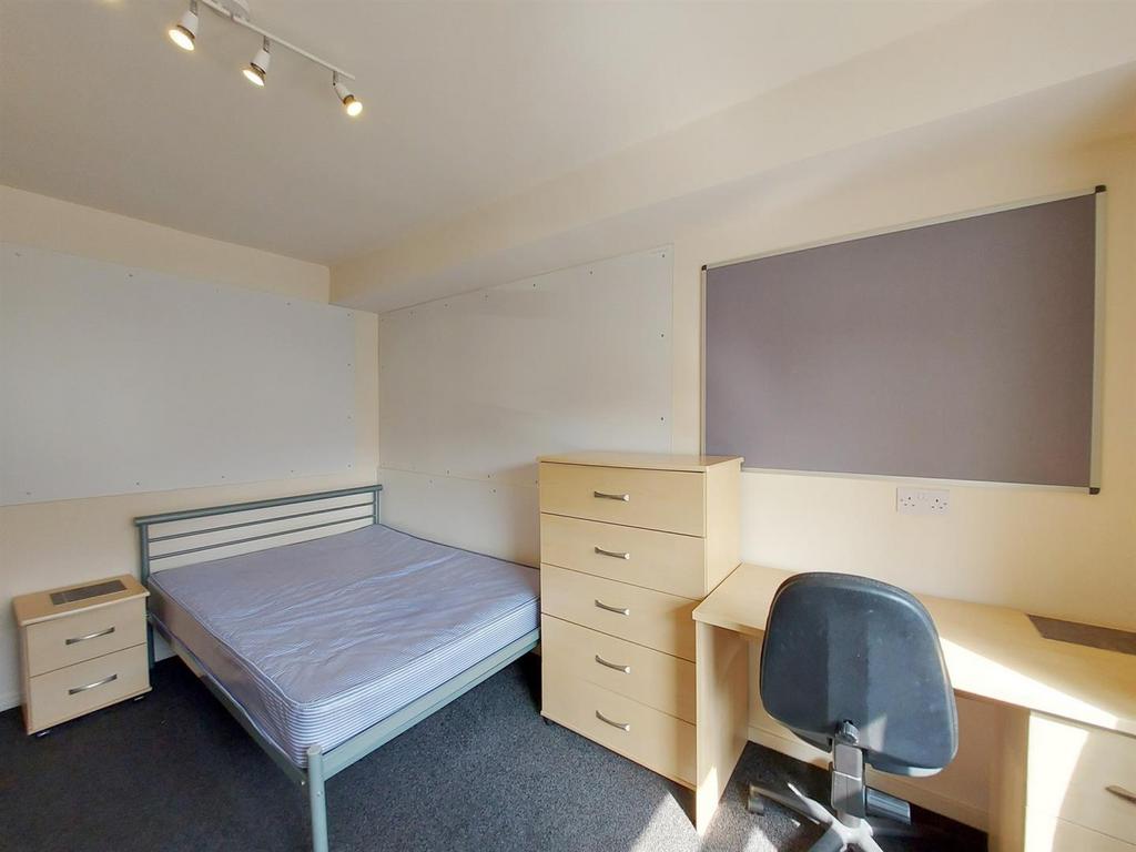 Crombie-ave-101-18-bed-3.jpg
