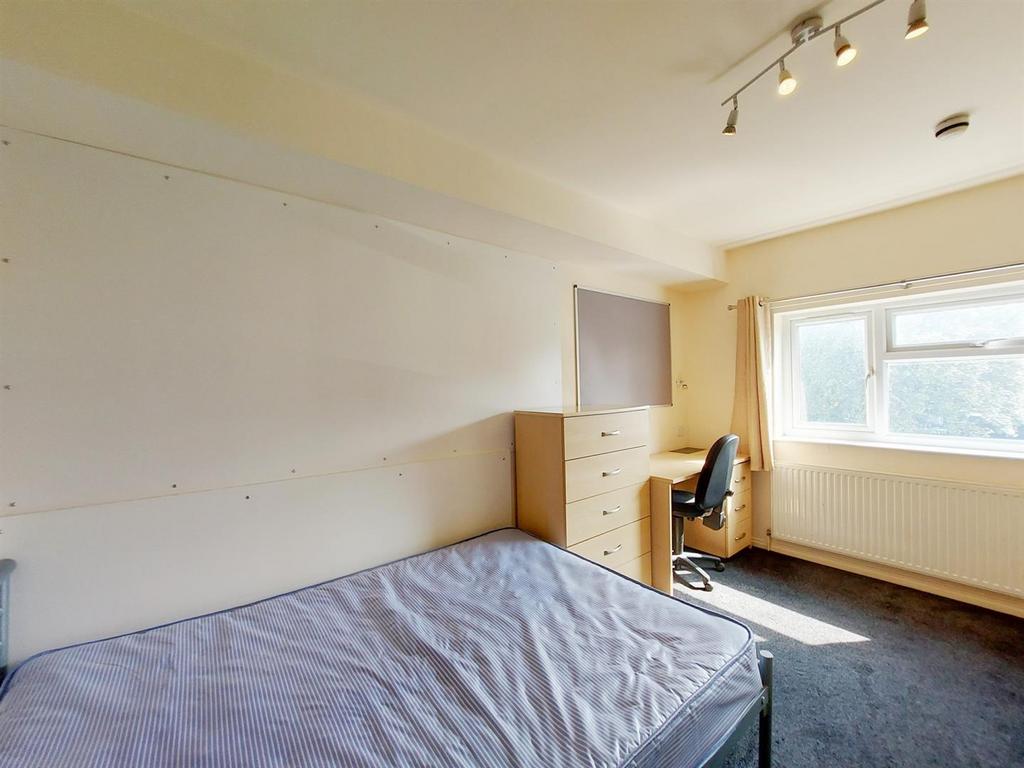 Crombie-ave-101-19-bed-3.jpg