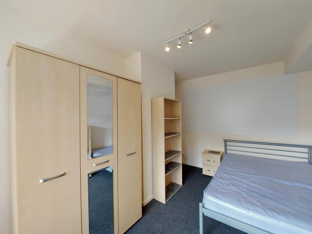 Crombie-ave-101-21-bed-3.jpg
