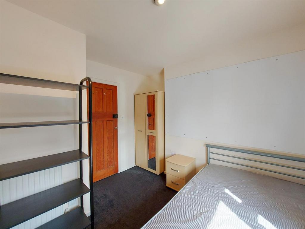 Crombie-ave-101-22-bed-4.jpg