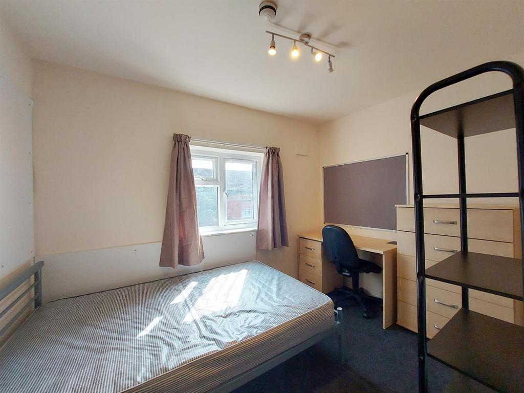 Crombie-ave-101-23-bed-4.jpg