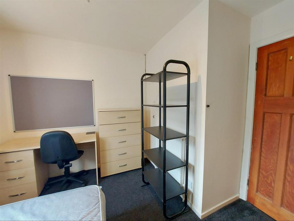Crombie-ave-101-24-bed-4.jpg