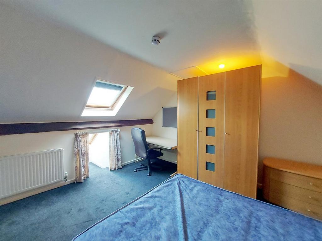 Crombie-ave-101-25-bed-5.jpg