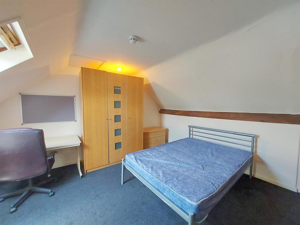 Crombie-ave-101-26-bed-5.jpg