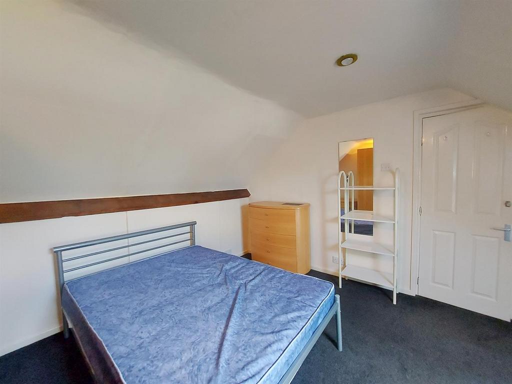 Crombie-ave-101-27-bed-5.jpg