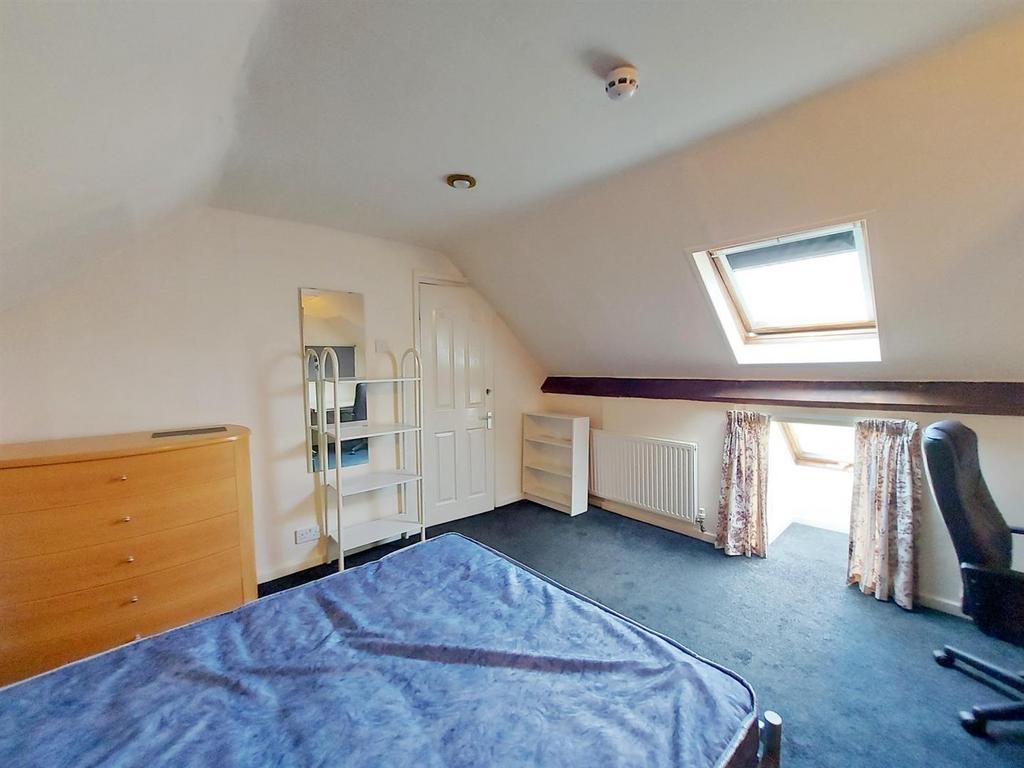 Crombie-ave-101-28-bed-5.jpg
