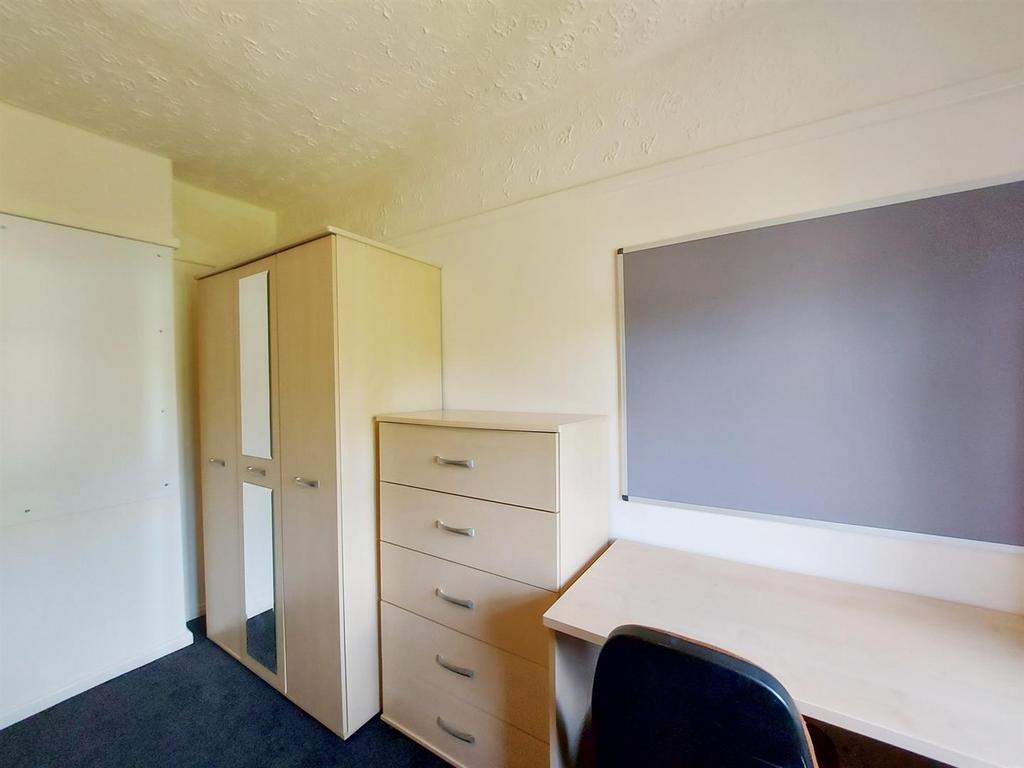 Crombie-ave-101-10-bed-1.jpg