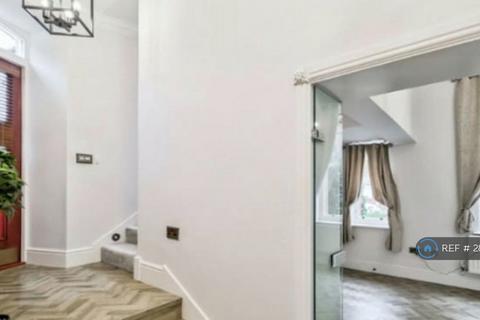 1 bedroom detached house to rent, Osborne House, Woodford Green, IG8