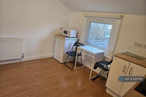 Studio to rent, Albert Road, Kingston Upon Thames, KT1