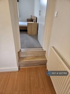 Studio to rent, Albert Road, Kingston Upon Thames, KT1