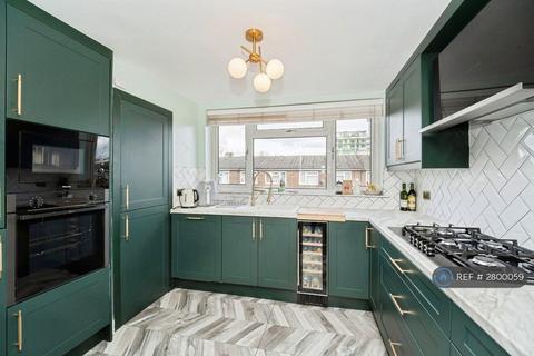 2 bedroom flat to rent, Black Rod Close, Hayes, UB3
