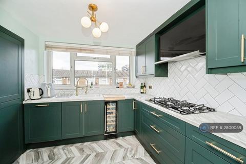 2 bedroom flat to rent, Black Rod Close, Hayes, UB3