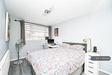 2 bedroom flat to rent, Black Rod Close, Hayes, UB3