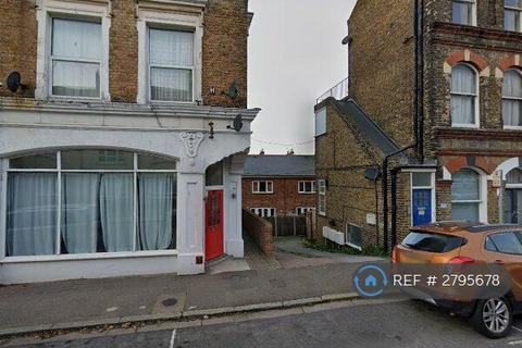 Studio to rent, High Street, Margate, CT9