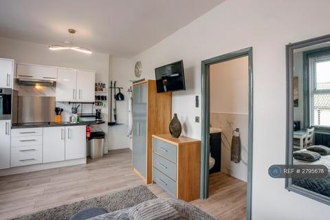 Studio to rent, High Street, Margate, CT9