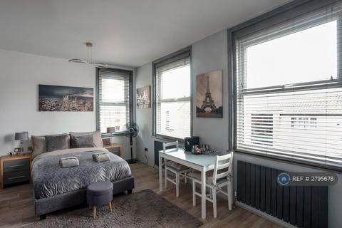 Studio to rent, High Street, Margate, CT9