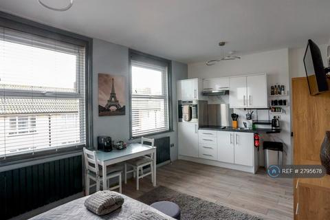 Studio to rent, High Street, Margate, CT9