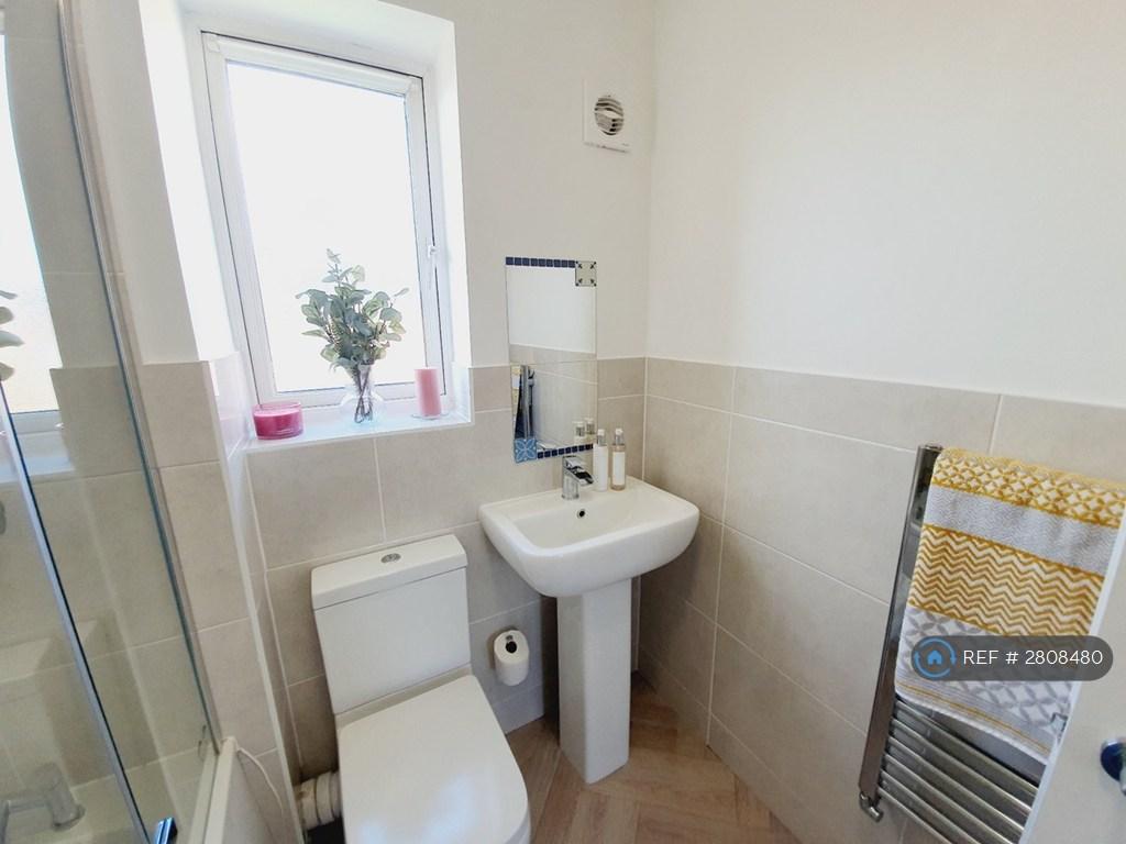 Family Bathroom (1st Floor)