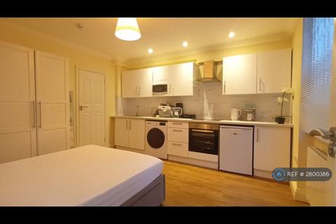 Studio to rent, Bamborough Gardens, London, W12