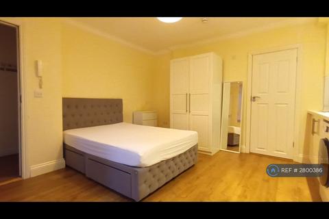 Studio to rent, Bamborough Gardens, London, W12