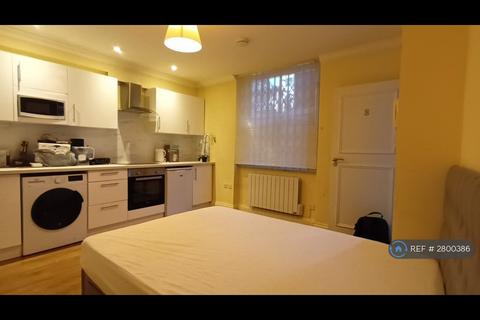 Studio to rent, Bamborough Gardens, London, W12