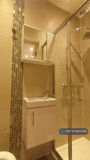 Studio to rent, Bamborough Gardens, London, W12