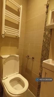 Studio to rent, Bamborough Gardens, London, W12