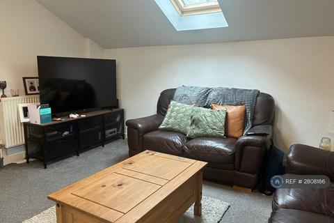 2 bedroom flat to rent, New Road, Porthcawl, CF36