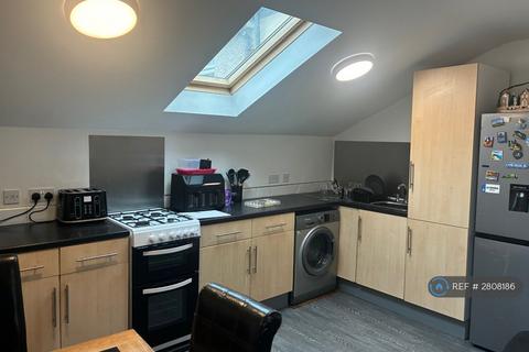 2 bedroom flat to rent, New Road, Porthcawl, CF36