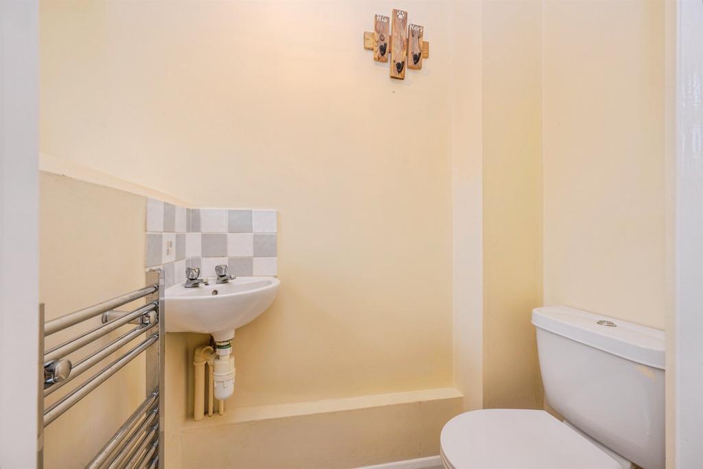 Guest Cloakroom: