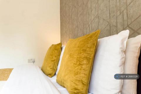 2 bedroom end of terrace house to rent, Clayton Drive, London, SE8