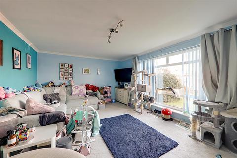 2 bedroom flat for sale, Cedar Avenue, Worthing BN13