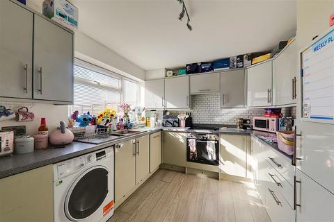 2 bedroom flat for sale, Cedar Avenue, Worthing BN13