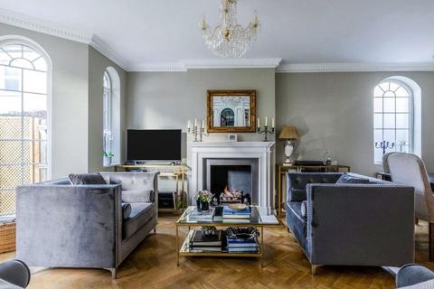 4 bedroom semi-detached house to rent, Priory Gardens, London, SW13