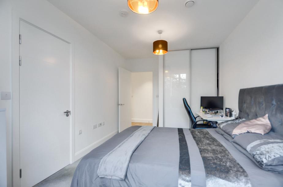 Bedroom 1 (3).jpg