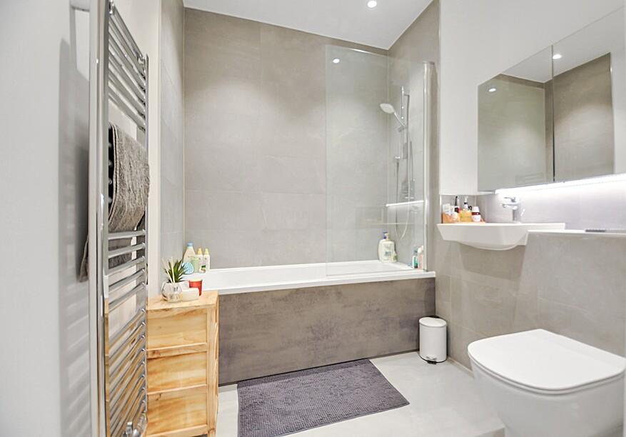 Bathroom (2).jpg