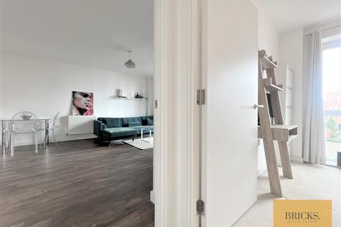 2 bedroom apartment for sale, Gubbins Lane, Romford RM3