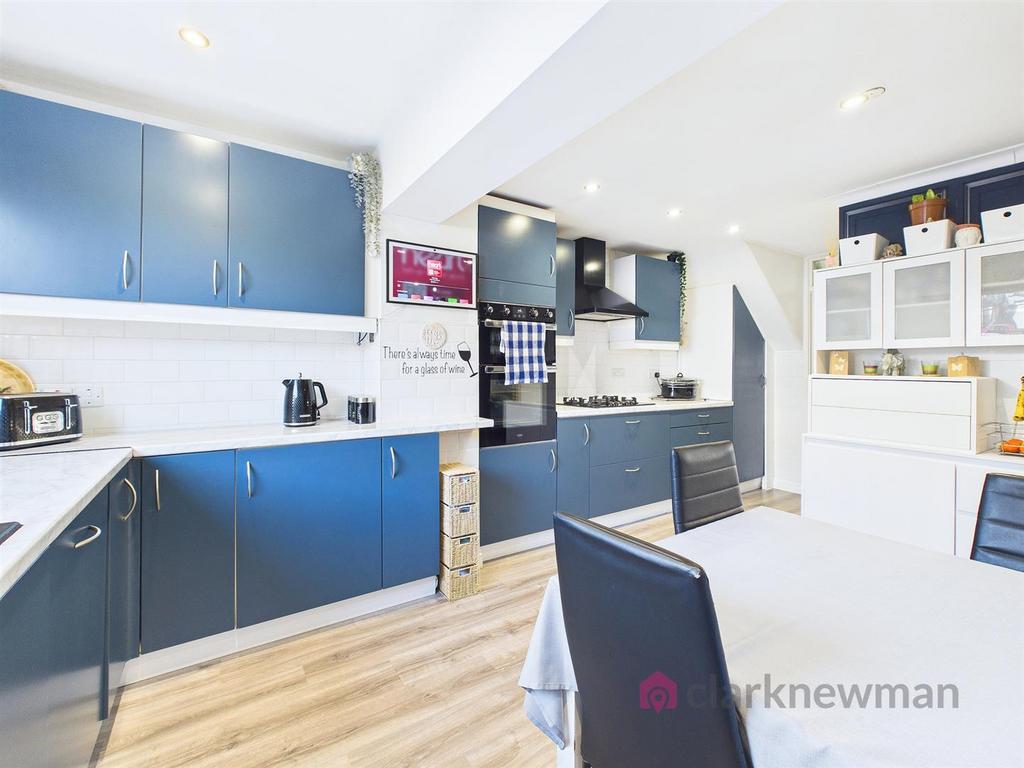 Kitchen & Dining Area