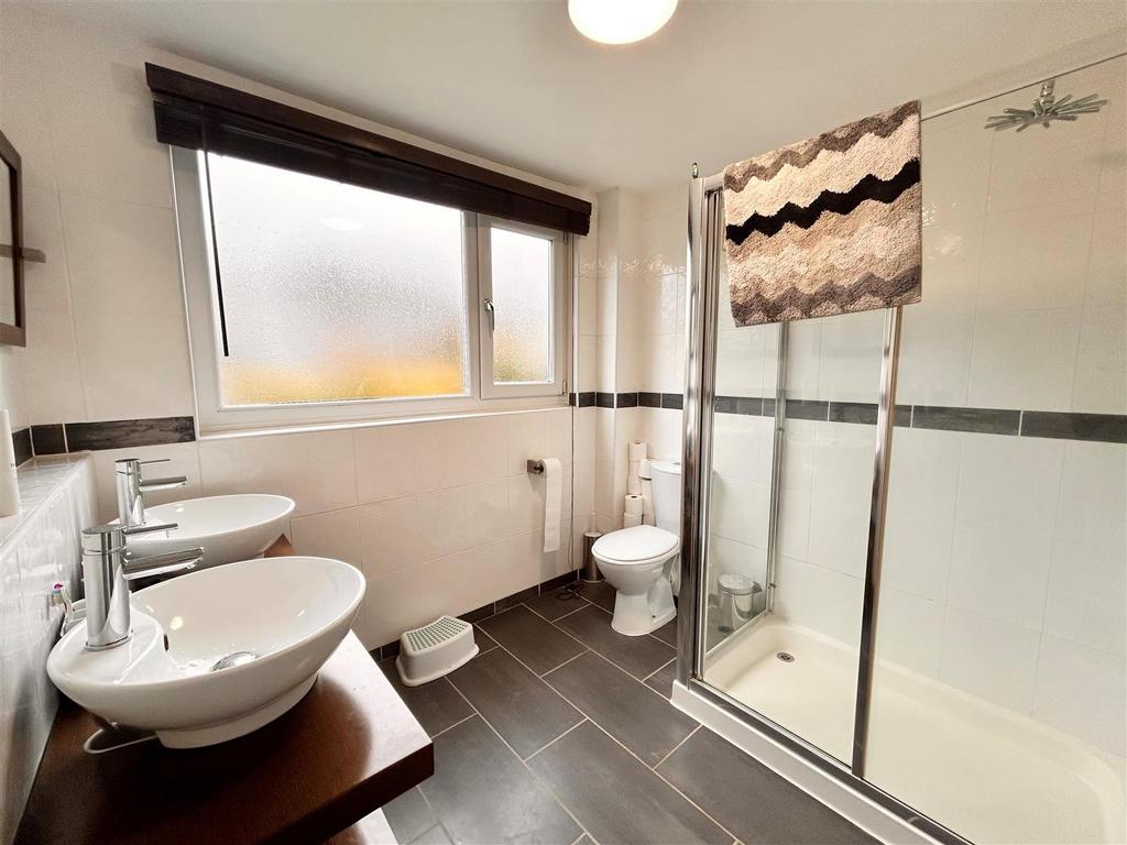 Bathroom 2.jpg