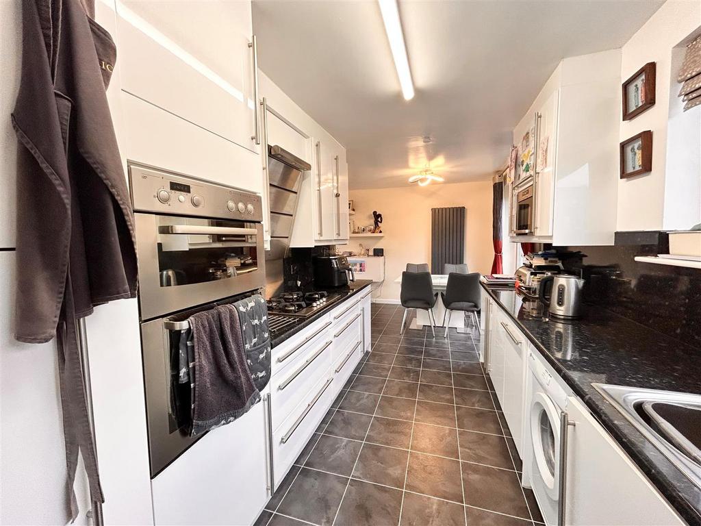 Kitchen 2.jpg