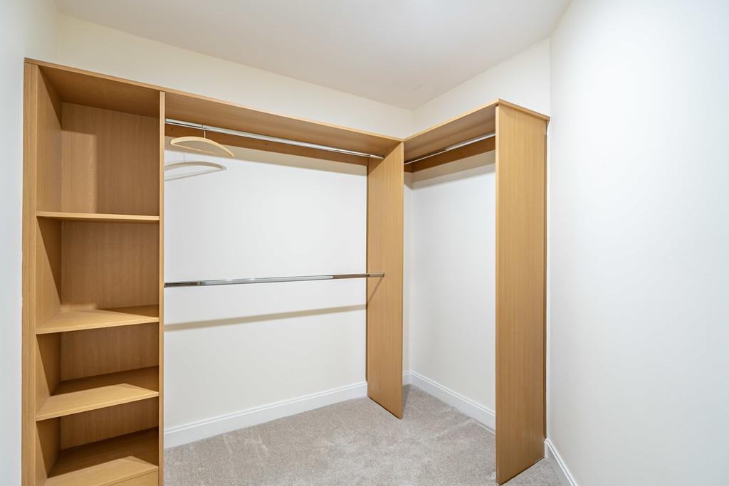 Walk-in-wardrobe
