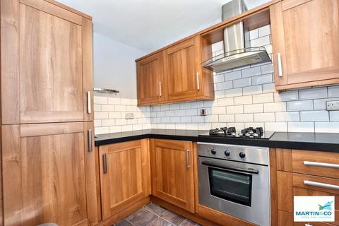 2 bedroom terraced house to rent, Canalside, Longford