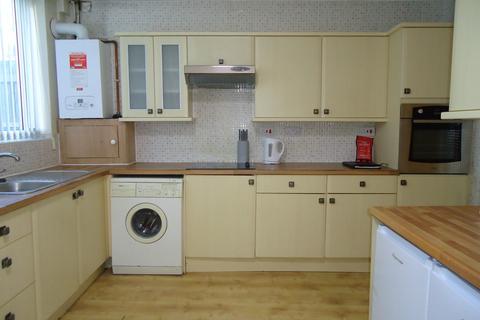 3 bedroom end of terrace house to rent, Poplar Way, Leeds LS13