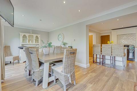 4 bedroom detached house for sale, Kimberley Road, Benfleet, SS7