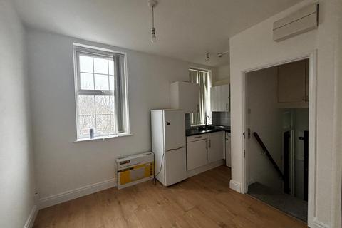 Studio to rent, Ballards Lane, London, N3