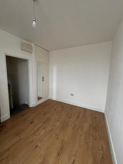 Studio to rent, Ballards Lane, London, N3