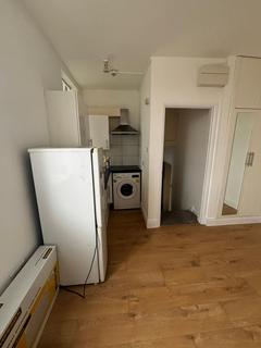 Studio to rent, Ballards Lane, London, N3
