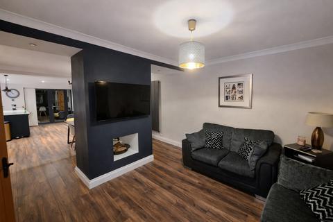 3 bedroom terraced house to rent, The Larches, Uxbridge UB10
