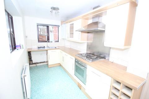 2 bedroom terraced house to rent, Cemetery Road, Normanton