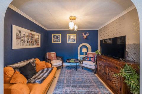 4 bedroom semi-detached house for sale, Hawthorn Way, Shepperton TW17